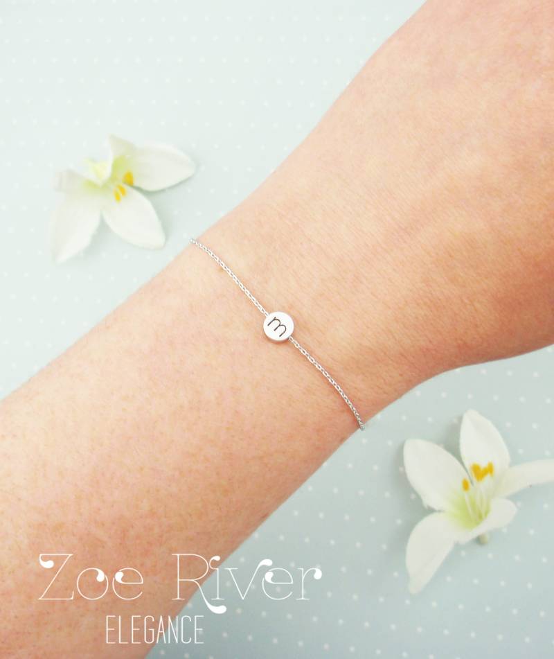Wähle Silber, Gold Oder Roségold Personalisiertes Initialen Scheibenarmband. Winziges Anfangsarmband. Zierliches Initial Armband. Silber Initia von ZoeRiverElegance