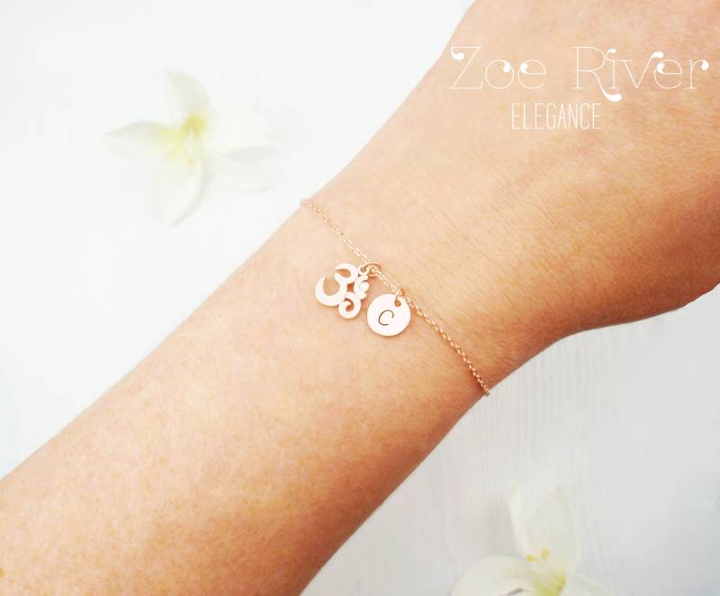 Wählen Sie Roségold, Silber Oder Gold Zierliches Om Armband. Personalisiertes Armband Mit Initialen Und Om-Symbol von ZoeRiverElegance
