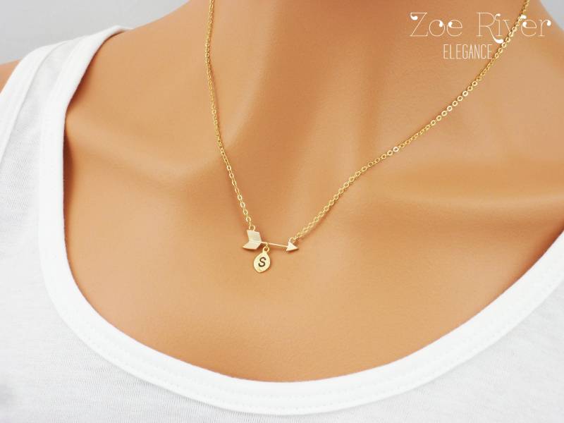 Personalisierte Pfeilhalskette in Gold. Zierliche Pfeil Halskette. Moderne Pfeilhalskette von ZoeRiverElegance
