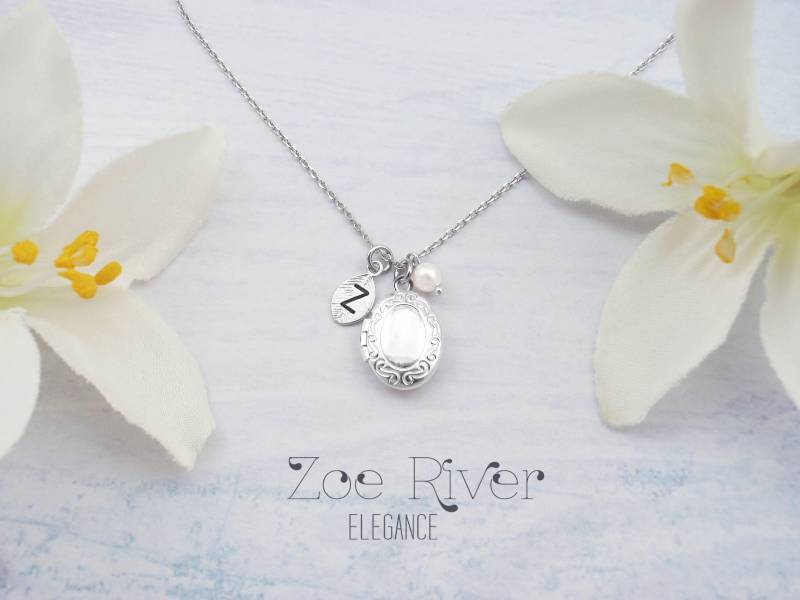 Winzige Gold Oder Silber Medaillon Halskette. Personalisierte Monogramm Initial Medaillon. Zierliche Vintage Stil Halskette von ZoeRiverElegance