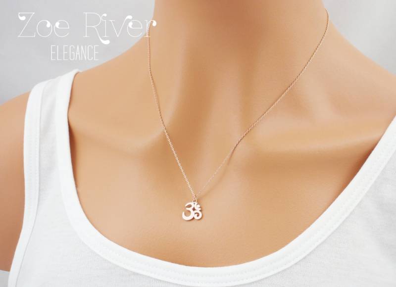 Winzige Roségoldene, Silberne Oder Goldene Om-Halskette. Zierliche Om Symbol Halskette. Personalisierte Initialen Inspirierende Und Bedeutungsvolle von ZoeRiverElegance