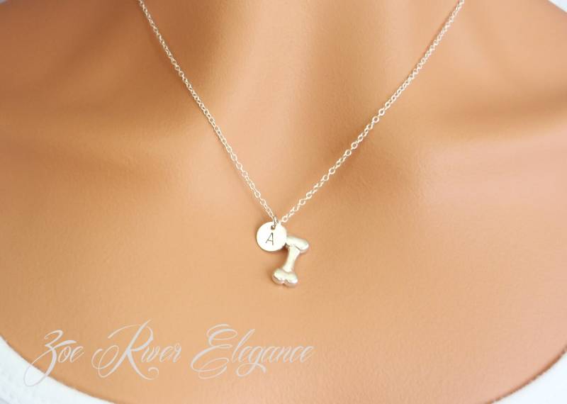 Zierliche Silberne Hundeknochen Und Personalisierte Initialen-Halskette. Anhänger. Personalisierte Halskette von ZoeRiverElegance