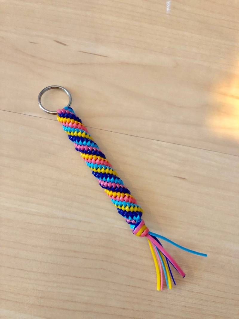 Blau, Rosa Und Gelb Boondoggle Schlüsselanhänger, Kordel Kordelzug, Spiral Schlüsselanhänger von ZoeSheaDesigns
