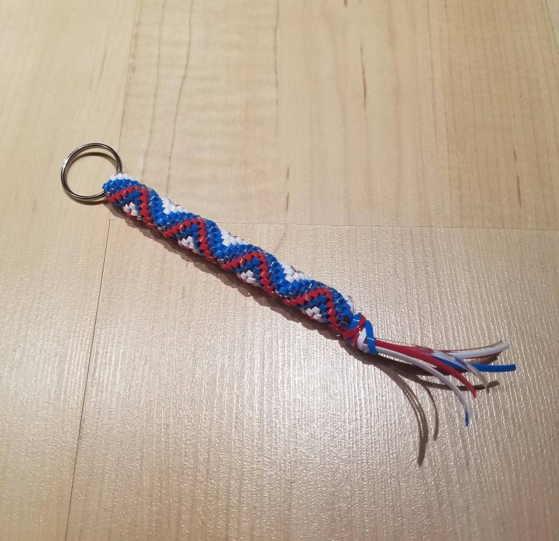 Boondoggle Schlüsselanhänger, Usa Amerika Rot, Weiß Und Blau Zigzag Rexlace Schlüsselanhänger Aus Kunststoff, Reißverschluss von ZoeSheaDesigns