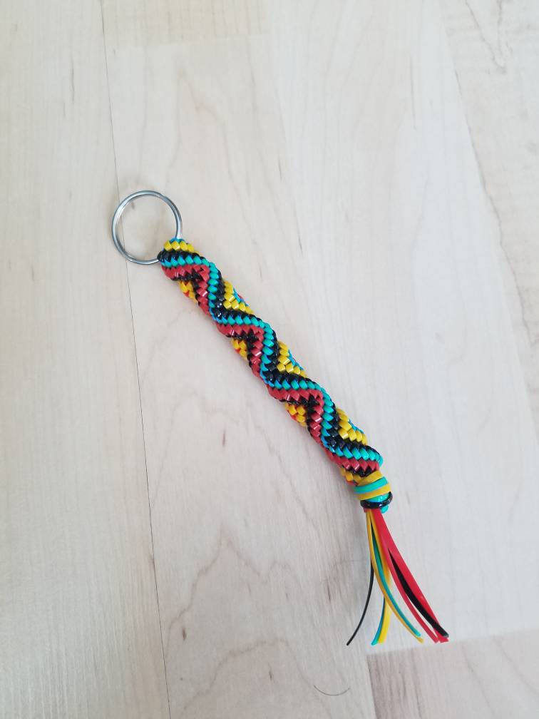 Boondoggle Schlüsselanhänger Rot, Türkis Und Gelb Rexlace Kunststoff-Schnürung Kordel, Zick-Zack-Schlüsselanhänger von ZoeSheaDesigns
