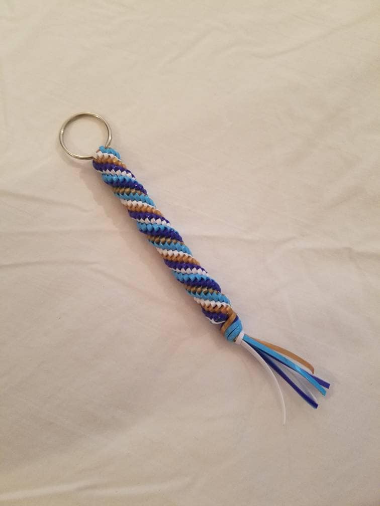 Boondoggle Winter Schlüsselanhänger - Blau, Weiß, Und Gold Kordel Schlüsselanhänger, String Kunststoff Schnürung Reißverschluss-Anhänger von ZoeSheaDesigns