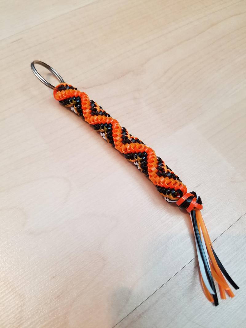 Halloween Schlüsselanhänger, Dekor, Schwarz Und Orange Kunststoff String Rexlace Schnürung Hexen Schlüsselanhänger von ZoeSheaDesigns