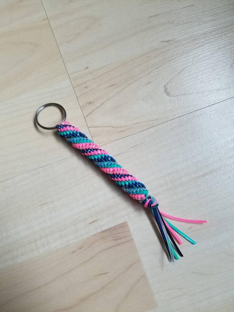 Rosa, Grün, Und Blau Spiral Rexlace Kunststoff Schnürung Boondoggle Schlüsselanhänger, Reißverschluss von ZoeSheaDesigns