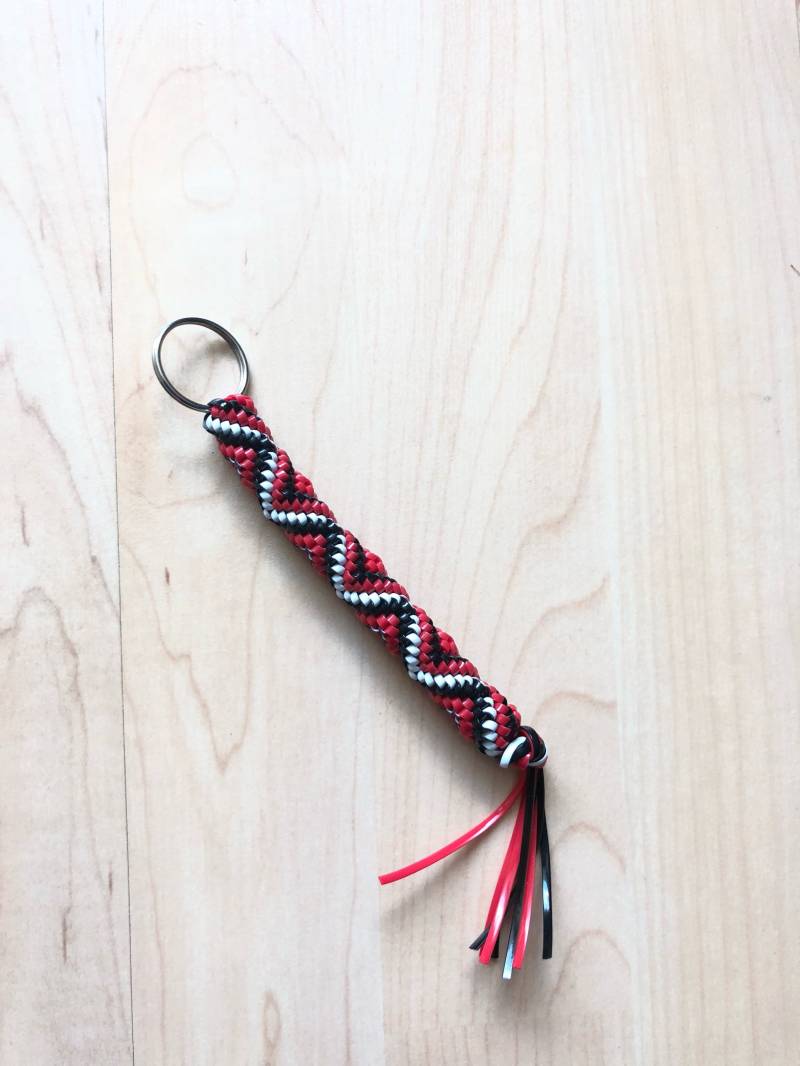 Rot-Schwarzer Schlüsselanhänger, Zick-Zack-Reißverschlussanhänger, Rexlace-Schnürung, Spiral-Schlüsselanhänger Mit Kordel von ZoeSheaDesigns