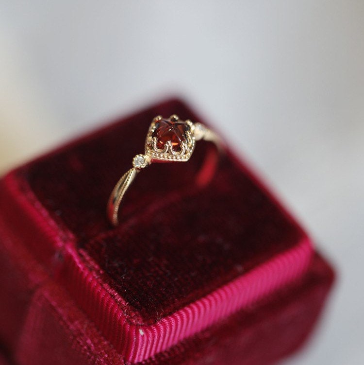 Vintage Granat Verlobungsring, Versprechen Ring, Natürlicher Roter Ring Gold, Januar Geburtsstein, Jubiläumsring Für Sie Vintage Granat Verlobungsring, Versprechen Ring, Natürlicher Roter Ring Gold, Januar Geburtsstein, Jubiläumsring Für Sie von ZoeUniqueJewelry