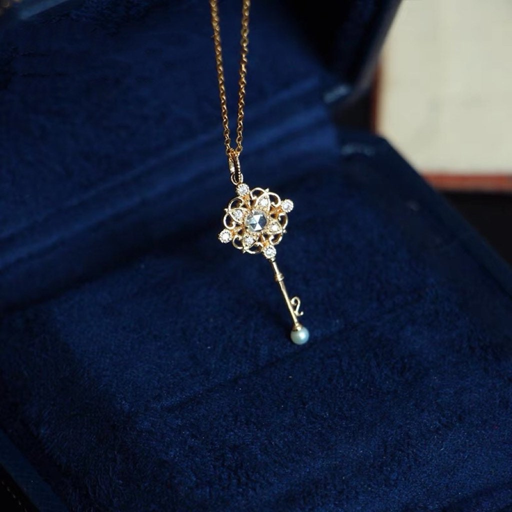 Vintage-stil Schlüssel Anhänger Halskette, Blumen Jugendstil Massivgold Zierliche Charm Vintage-stil Schlüssel Anhänger Halskette, Blumen Jugendstil Massivgold Zierliche Charm von ZoeUniqueJewelry