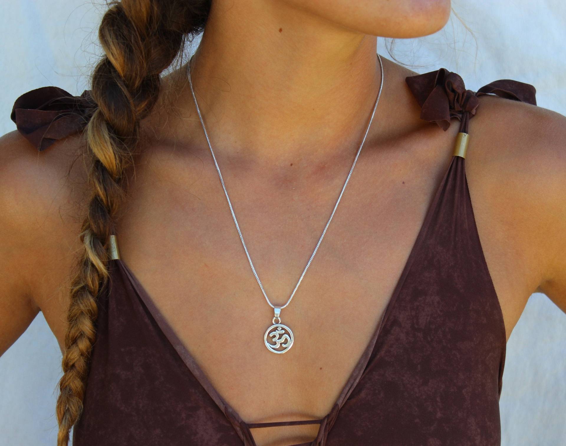 Versilberte Ohm-Anhänger-Halskette Yoga-Meditationsschmuck von ZoelaDesign