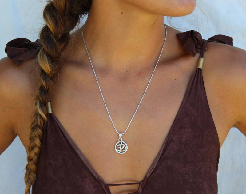 Versilberte Ohm-Anhänger-Halskette Yoga-Meditationsschmuck von ZoelaDesign