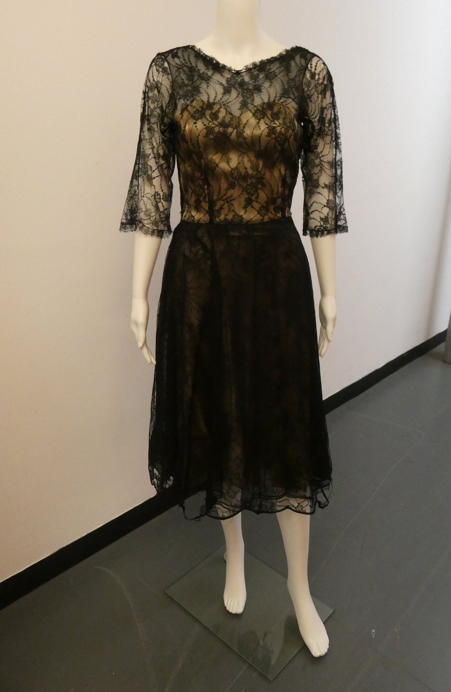 1940's/50's Lornia Von Cheltenham Schwarze Spitze Illusion Kleid 1940's/50's Lornia Von Cheltenham Schwarze Spitze Illusion Kleid von ZoesCollectables