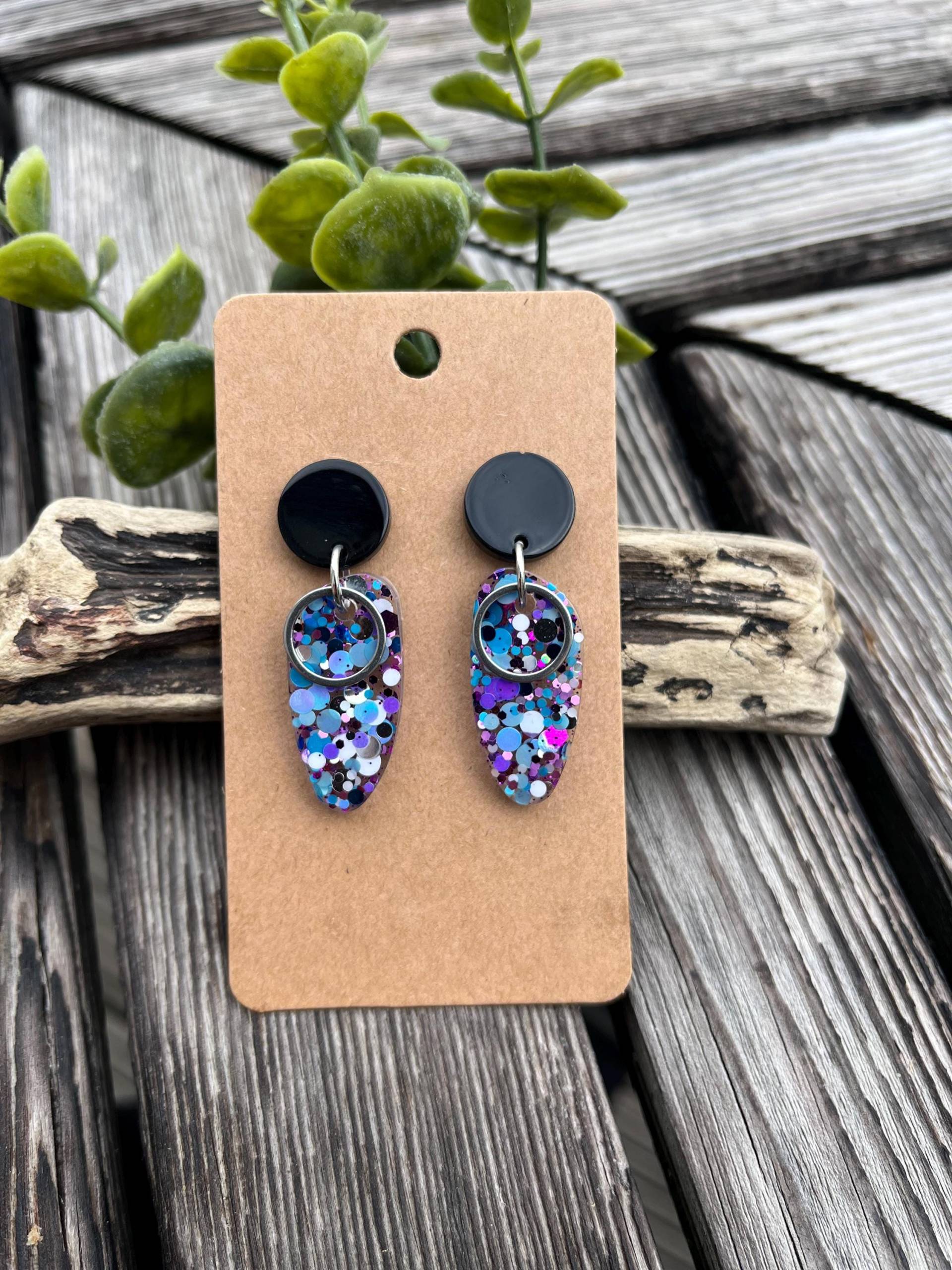 Bunte Glitzer Konfetti Ohrringe in Blau Lila Schwarz Silber Bunte Glitzer Konfetti Ohrringe in Blau Lila Schwarz Silber von ZoesJoyeria