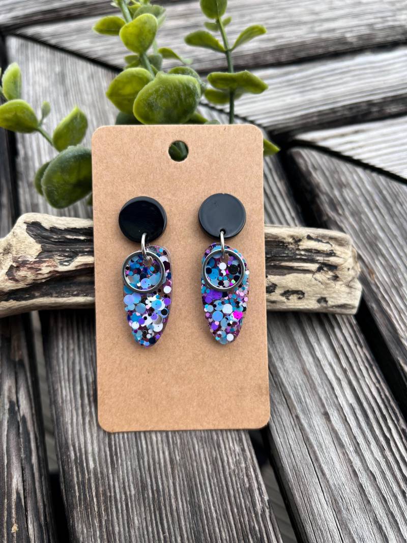 Bunte Glitzer Konfetti Ohrringe in Blau Lila Schwarz Silber Bunte Glitzer Konfetti Ohrringe in Blau Lila Schwarz Silber von ZoesJoyeria