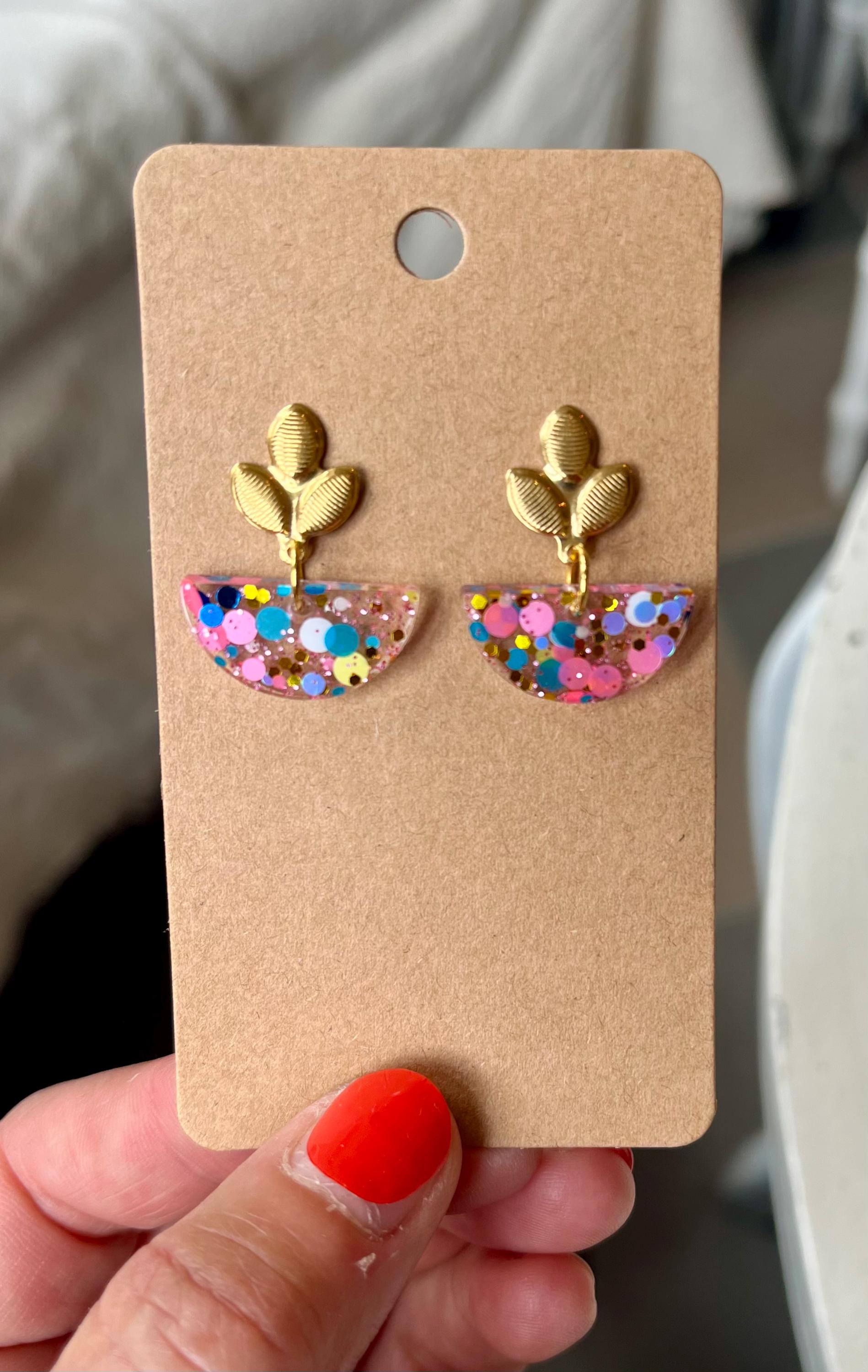 Bunte Glitzer Konfetti Ohrringe in Pastell Gold Stecker Bunte Glitzer Konfetti Ohrringe in Pastell Gold Stecker von ZoesJoyeria
