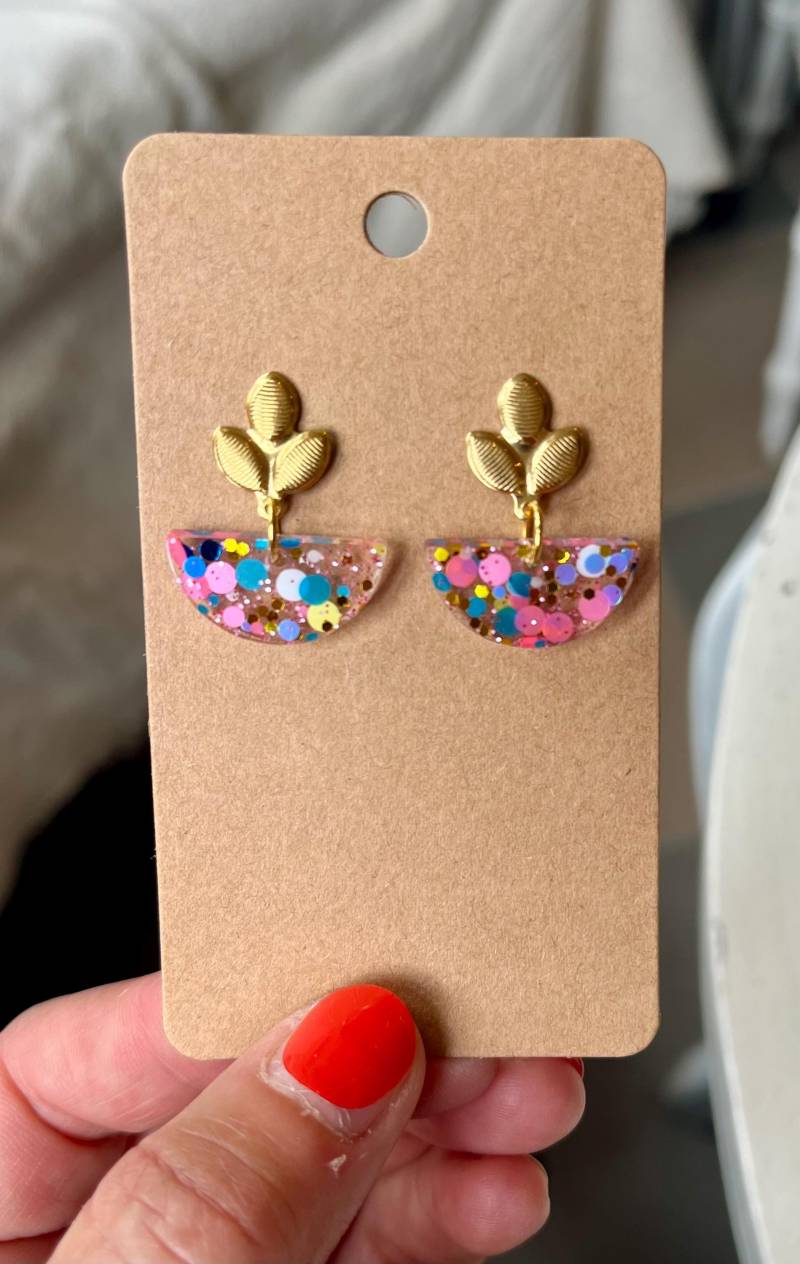 Bunte Glitzer Konfetti Ohrringe in Pastell Gold Stecker Bunte Glitzer Konfetti Ohrringe in Pastell Gold Stecker von ZoesJoyeria