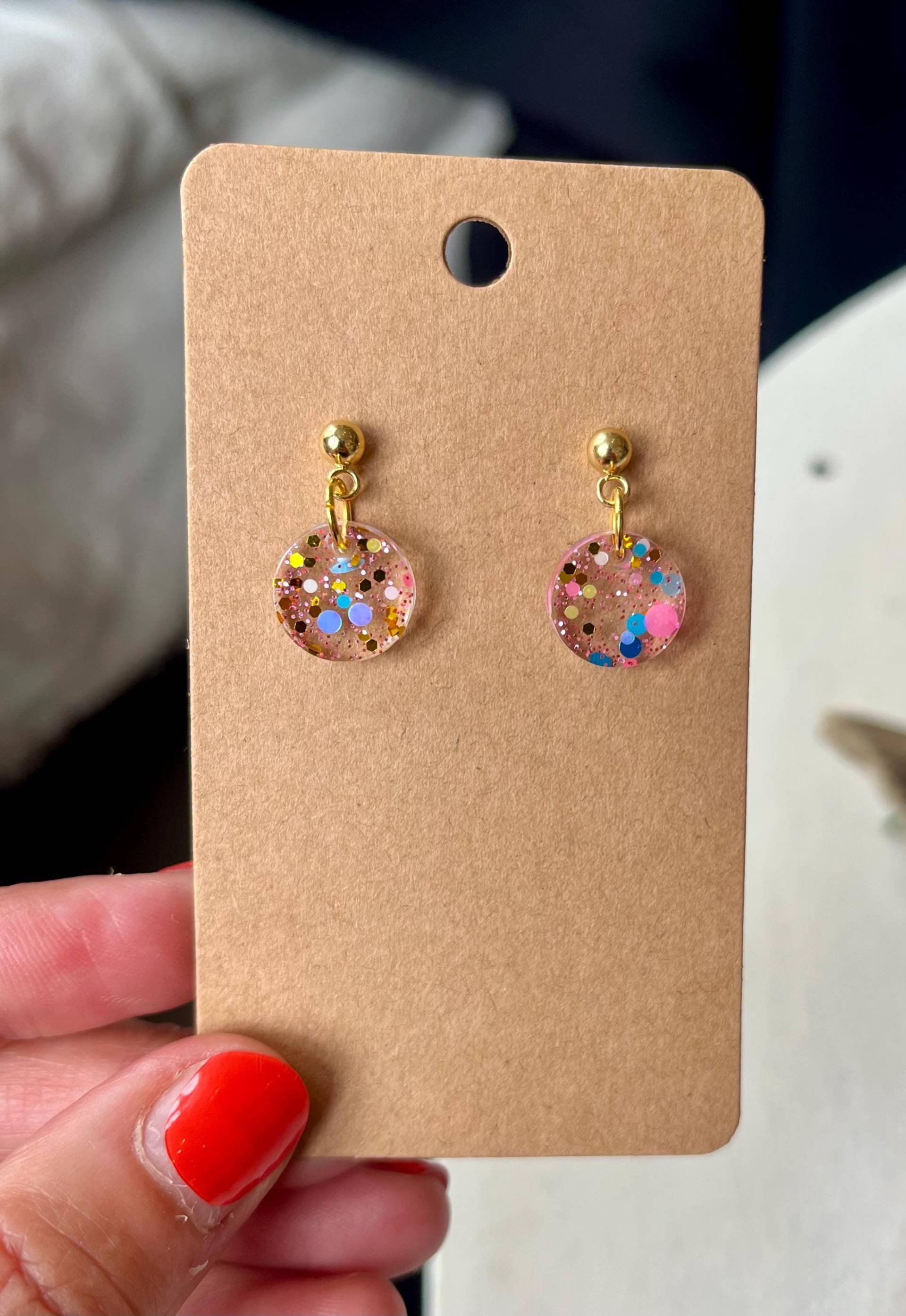 Bunte Glitzer Konfetti Ohrringe in Pastell Gold Stecker Bunte Glitzer Konfetti Ohrringe in Pastell Gold Stecker von ZoesJoyeria