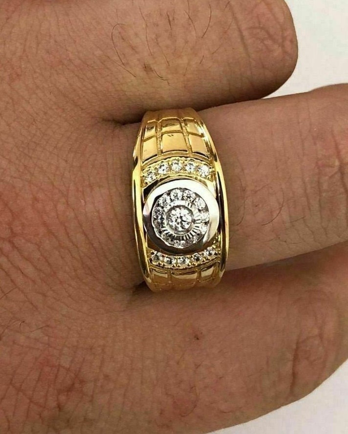 Herren Custom Iced Out Simulierter Diamant | Cz Solitaire Pinky Ring 14K Gold Finish Über Massivem 925 Sterling Silber Größen 7-13 von ZoeysJewelryBoxLLC