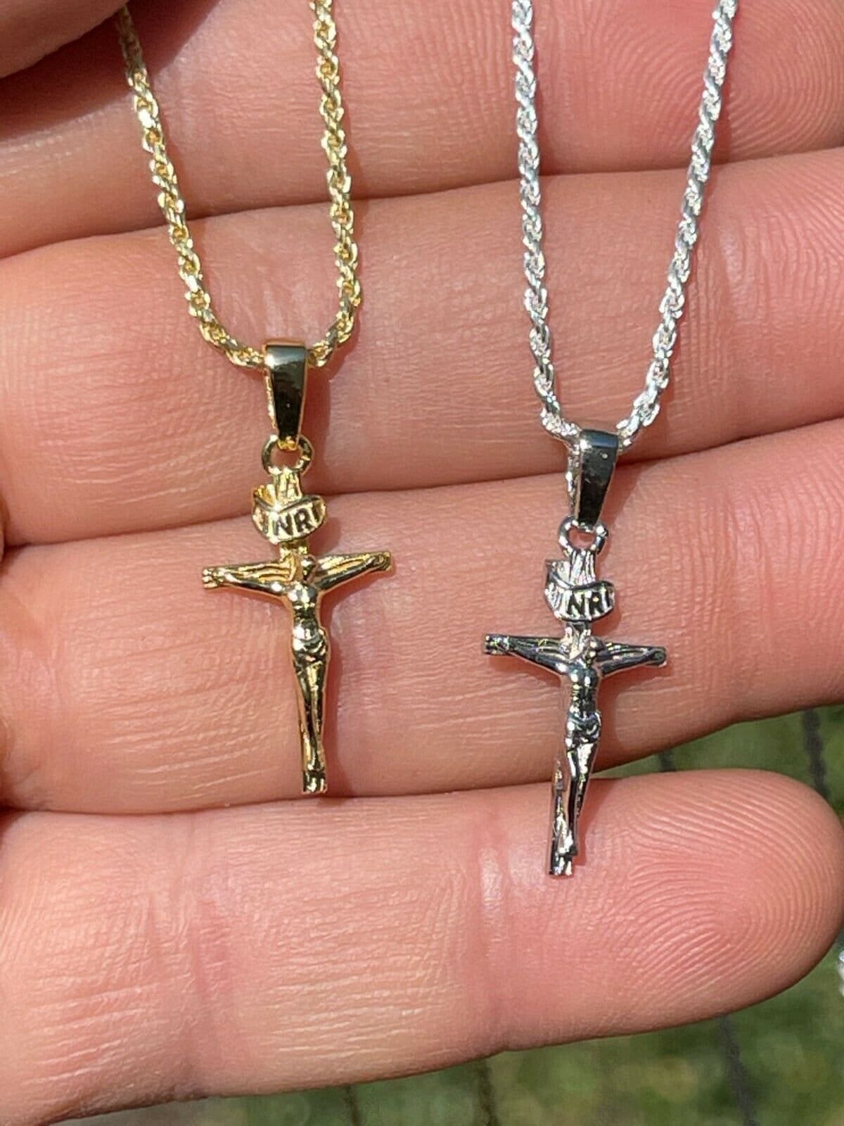 Kleiner Handgemachter Massiver 925 Sterlingsilber-Herren/Damen-Kruzifix-Kreuz-Jesus-Anhänger in 14K Gelbgold Oder Rhodium-Finish, 0, 5 "x 0, 75" Kleiner Handgemachter Massiver 925 Sterlingsilber-Herren/Damen-Kruzifix-Kreuz-Jesus-Anhänger in 14K Gelbgold Oder Rhodium-Finish, 0, 5 "x 0, 75" von ZoeysJewelryBoxLLC