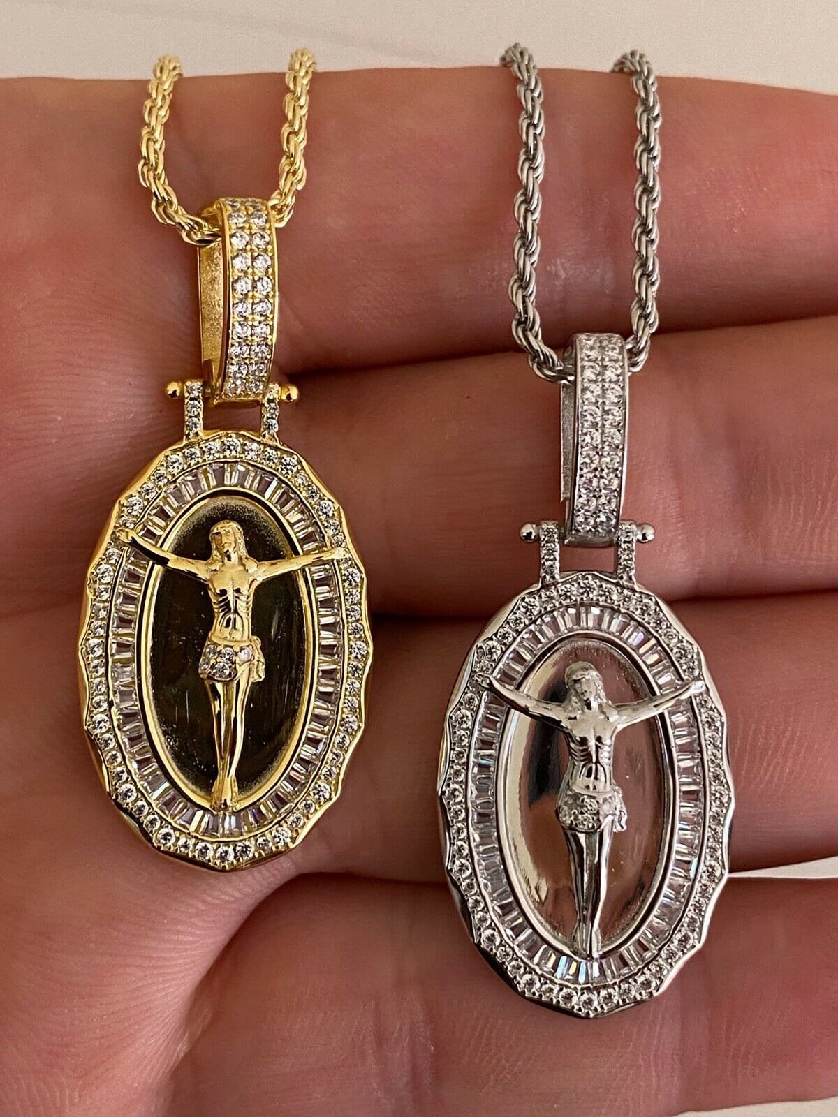 Maßgeschneiderte Iced Out Jesus Massiv 925 Sterling Silber Oval Baguette Diamant Anhänger Medaillon Rhodium 14K Gold Finish. Super Eisig von ZoeysJewelryBoxLLC