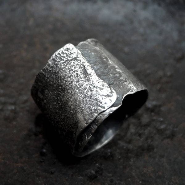 Massiver Herren-Ring Aus Oxidiertem Sterlingsilber Brutalist-Mittelalterschmuck Massiver Herren-Ring Aus Oxidiertem Sterlingsilber Brutalist-Mittelalterschmuck von ZofiaGladysz