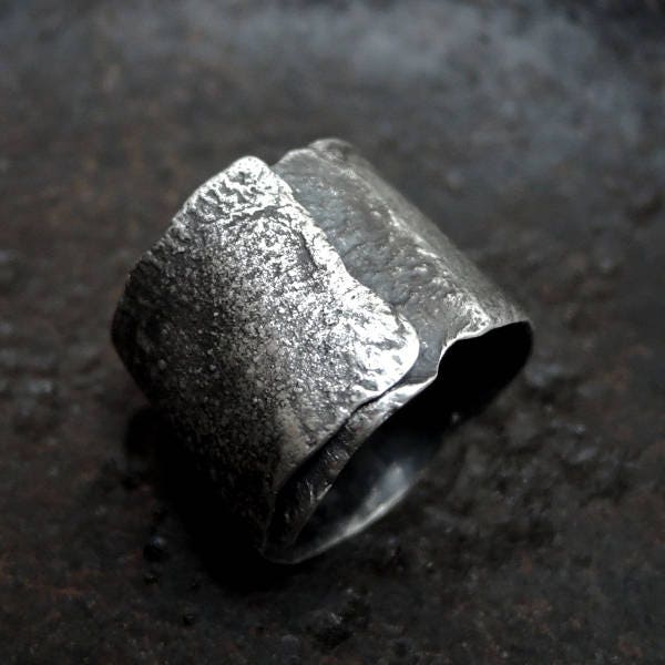 Massiver Herren-Ring Aus Oxidiertem Sterlingsilber Brutalist-Mittelalterschmuck Massiver Herren-Ring Aus Oxidiertem Sterlingsilber Brutalist-Mittelalterschmuck von ZofiaGladysz