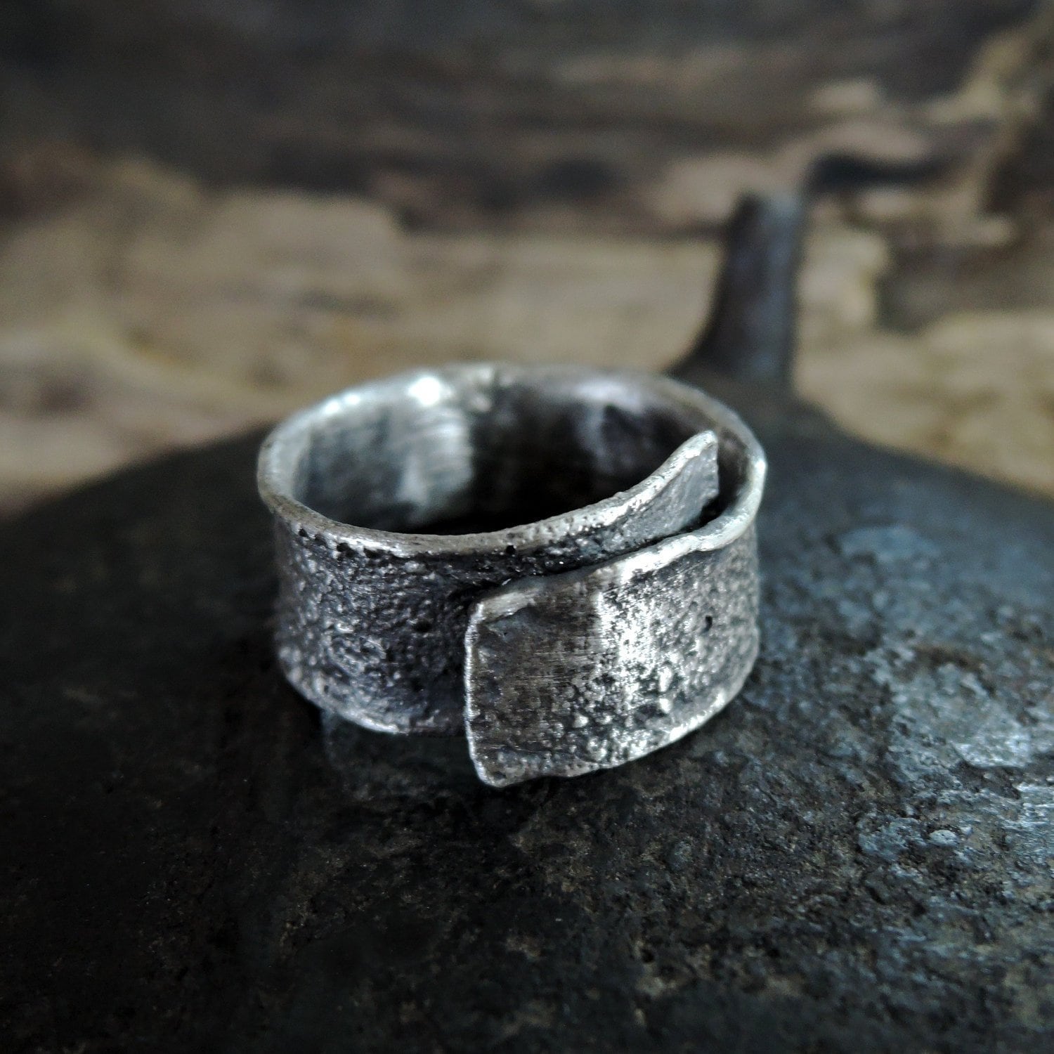 Oxidierter Sterlingsilber-Herrenring Strukturierter Moderner Schmuck Oxidierter Sterlingsilber-Herrenring Strukturierter Moderner Schmuck von ZofiaGladysz