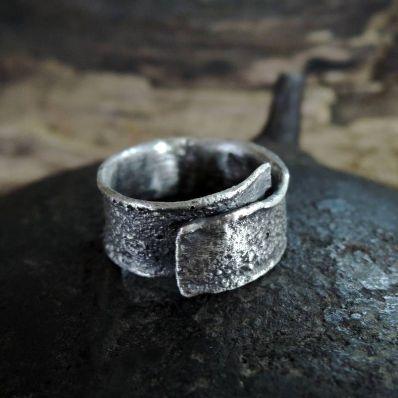 Oxidierter Sterlingsilber-Herrenring Strukturierter Moderner Schmuck Oxidierter Sterlingsilber-Herrenring Strukturierter Moderner Schmuck von ZofiaGladysz