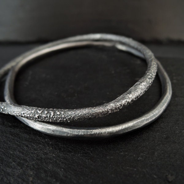 Oxidiertes Sterling Silber Armreifen Set Gehämmerte & Geschmolzene Textur Oxidiertes Sterling Silber Armreifen Set Gehämmerte & Geschmolzene Textur von ZofiaGladysz
