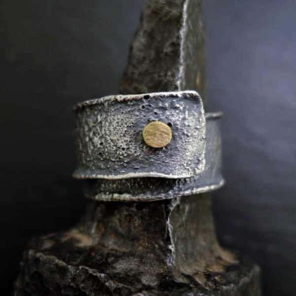 Verstellbarer Herrenring Aus Oxidiertem Sterlingsilber Mit 24 K Gold Verstellbarer Herrenring Aus Oxidiertem Sterlingsilber Mit 24 K Gold von ZofiaGladysz