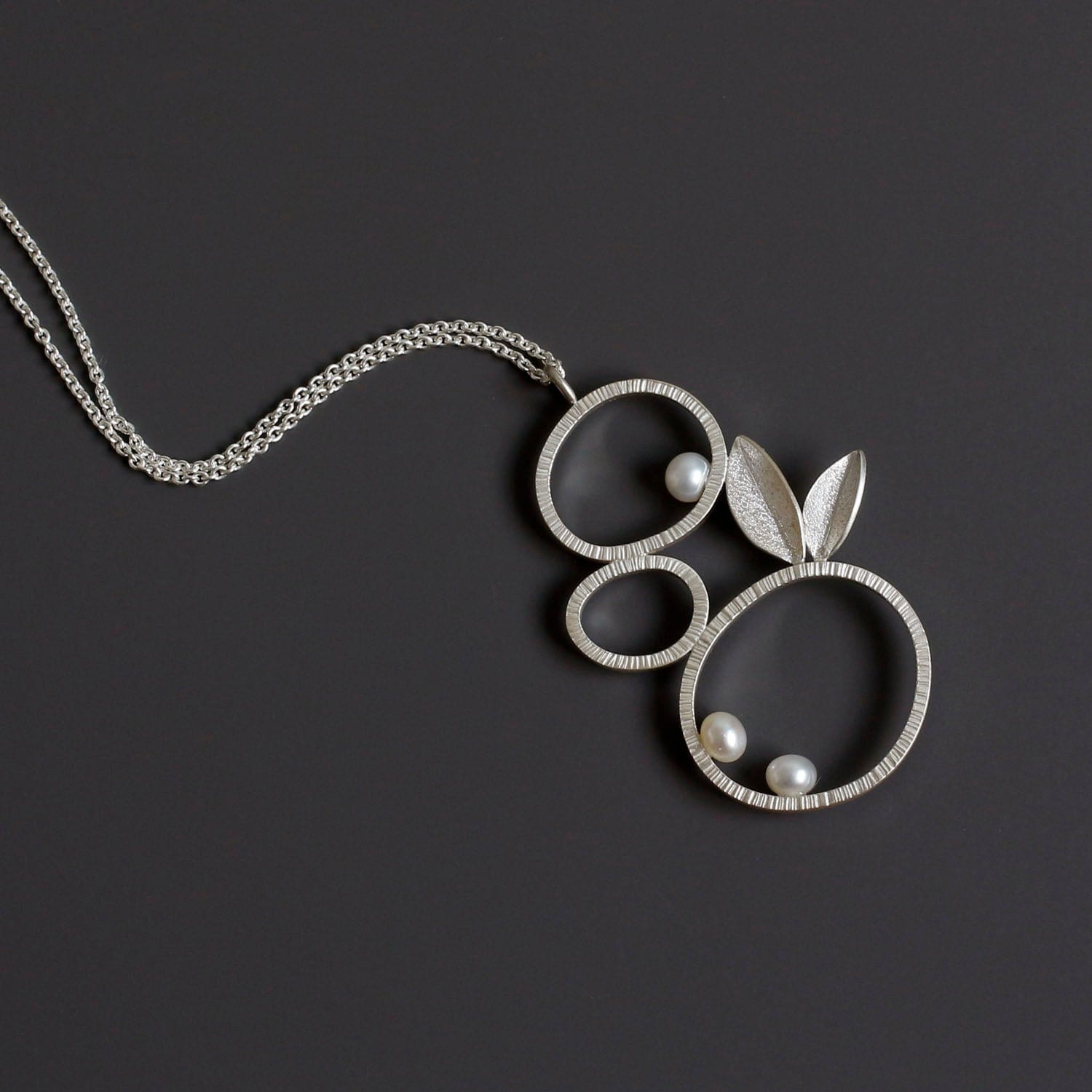 Floral Multi-Creolen Sterling Silber Anhänger Halskette Mit Süßwasserperlen Einzigartige Zierliche Von Der Natur Inspirierte Floral Multi-Creolen Sterling Silber Anhänger Halskette Mit Süßwasserperlen Einzigartige Zierliche Von Der Natur Inspirierte von ZohreKHjewelry