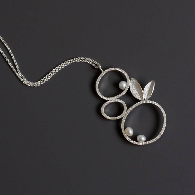 Floral Multi-Creolen Sterling Silber Anhänger Halskette Mit Süßwasserperlen Einzigartige Zierliche Von Der Natur Inspirierte Floral Multi-Creolen Sterling Silber Anhänger Halskette Mit Süßwasserperlen Einzigartige Zierliche Von Der Natur Inspirierte von ZohreKHjewelry