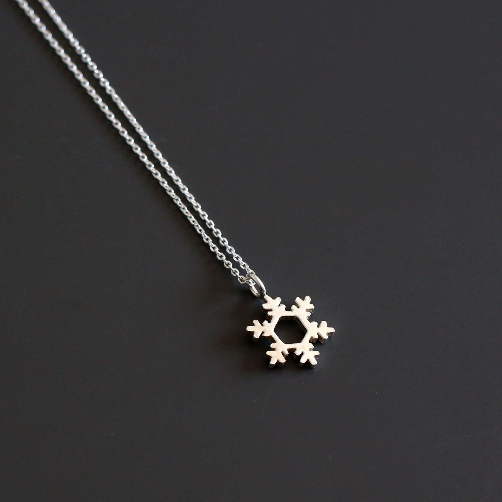 Handgemachte Silberkette Mit Schneeflocken-Anhänger Sterlingsilber Winterschmuck Einzigartiges Geschenk Für Sie Zarte Alltags-Halskette Handgemachte Silberkette Mit Schneeflocken-Anhänger Sterlingsilber Winterschmuck Einzigartiges Geschenk Für Sie Zarte Alltags-Halskette von ZohreKHjewelry