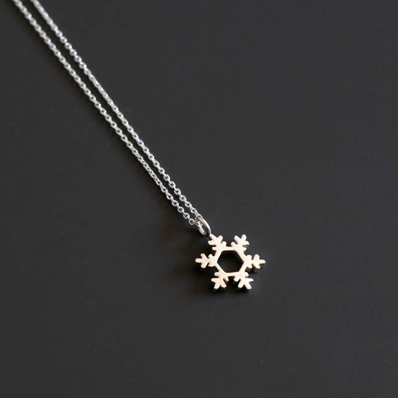 Handgemachte Silberkette Mit Schneeflocken-Anhänger Sterlingsilber Winterschmuck Einzigartiges Geschenk Für Sie Zarte Alltags-Halskette Handgemachte Silberkette Mit Schneeflocken-Anhänger Sterlingsilber Winterschmuck Einzigartiges Geschenk Für Sie Zarte Alltags-Halskette von ZohreKHjewelry
