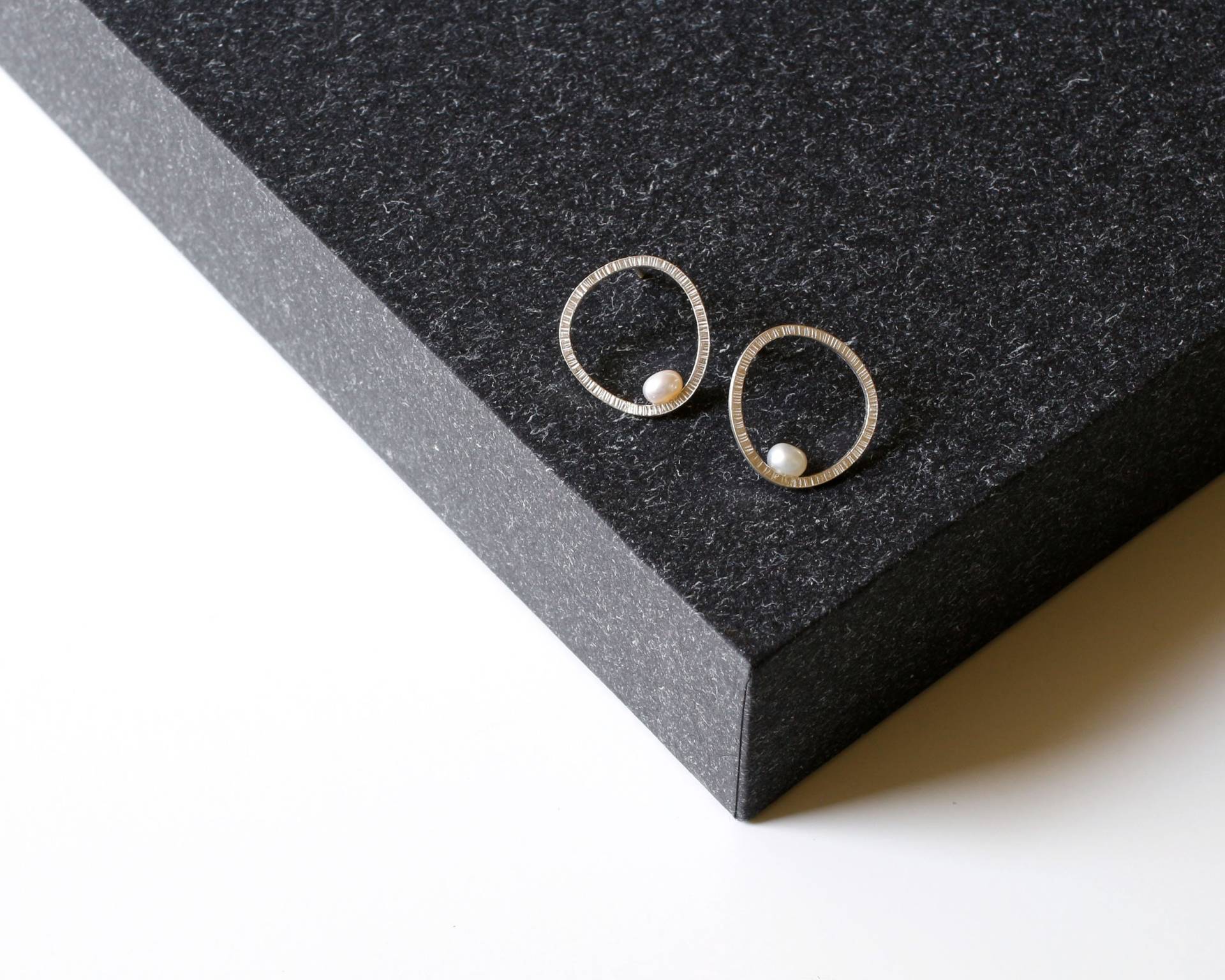 Minimal Sterling Silber Creolen Mit Süßwasserperlen Zierliche & Perlen Ohrstecker Zierlicher, Moderner Und Eleganter Schmuck Minimal Sterling Silber Creolen Mit Süßwasserperlen Zierliche & Perlen Ohrstecker Zierlicher, Moderner Und Eleganter Schmuck von ZohreKHjewelry