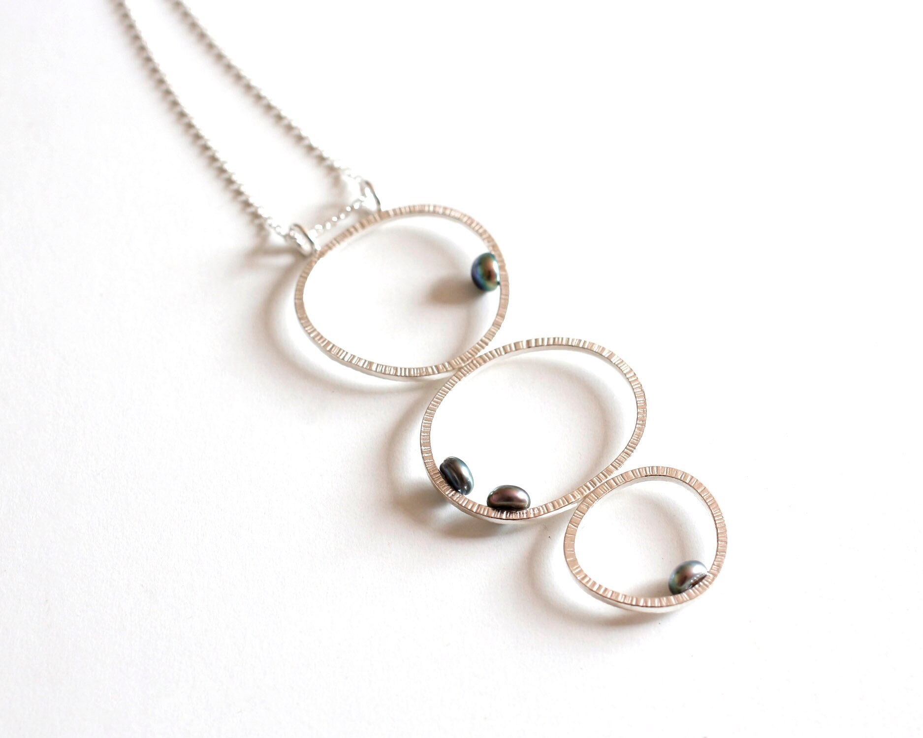 Minimal Sterling Silber Multi-Creolen Anhänger Halskette Mit Süßwasserperlen Elegante Lange Zierlicher Einzigartiger Schmuck Minimal Sterling Silber Multi-Creolen Anhänger Halskette Mit Süßwasserperlen Elegante Lange Zierlicher Einzigartiger Schmuck von ZohreKHjewelry