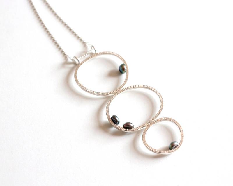 Minimal Sterling Silber Multi-Creolen Anhänger Halskette Mit Süßwasserperlen Elegante Lange Zierlicher Einzigartiger Schmuck Minimal Sterling Silber Multi-Creolen Anhänger Halskette Mit Süßwasserperlen Elegante Lange Zierlicher Einzigartiger Schmuck von ZohreKHjewelry