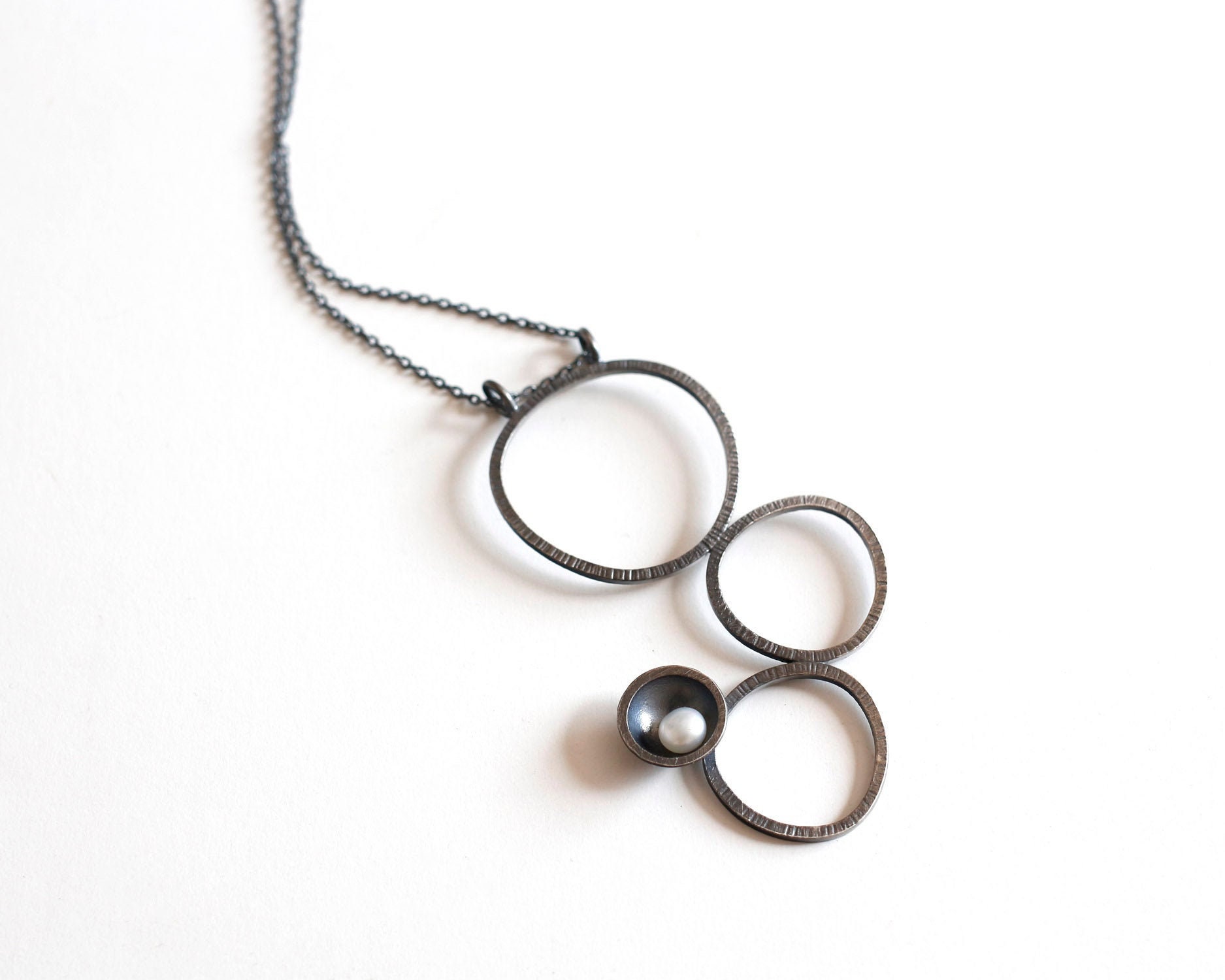 Oxidierte Silber Multi-Hoop-Halskette Mit Süßwasserperle Moderner Sterling Anhänger Einzigartige Elegante Lange Halskette Oxidierte Silber Multi-Hoop-Halskette Mit Süßwasserperle Moderner Sterling Anhänger Einzigartige Elegante Lange Halskette von ZohreKHjewelry