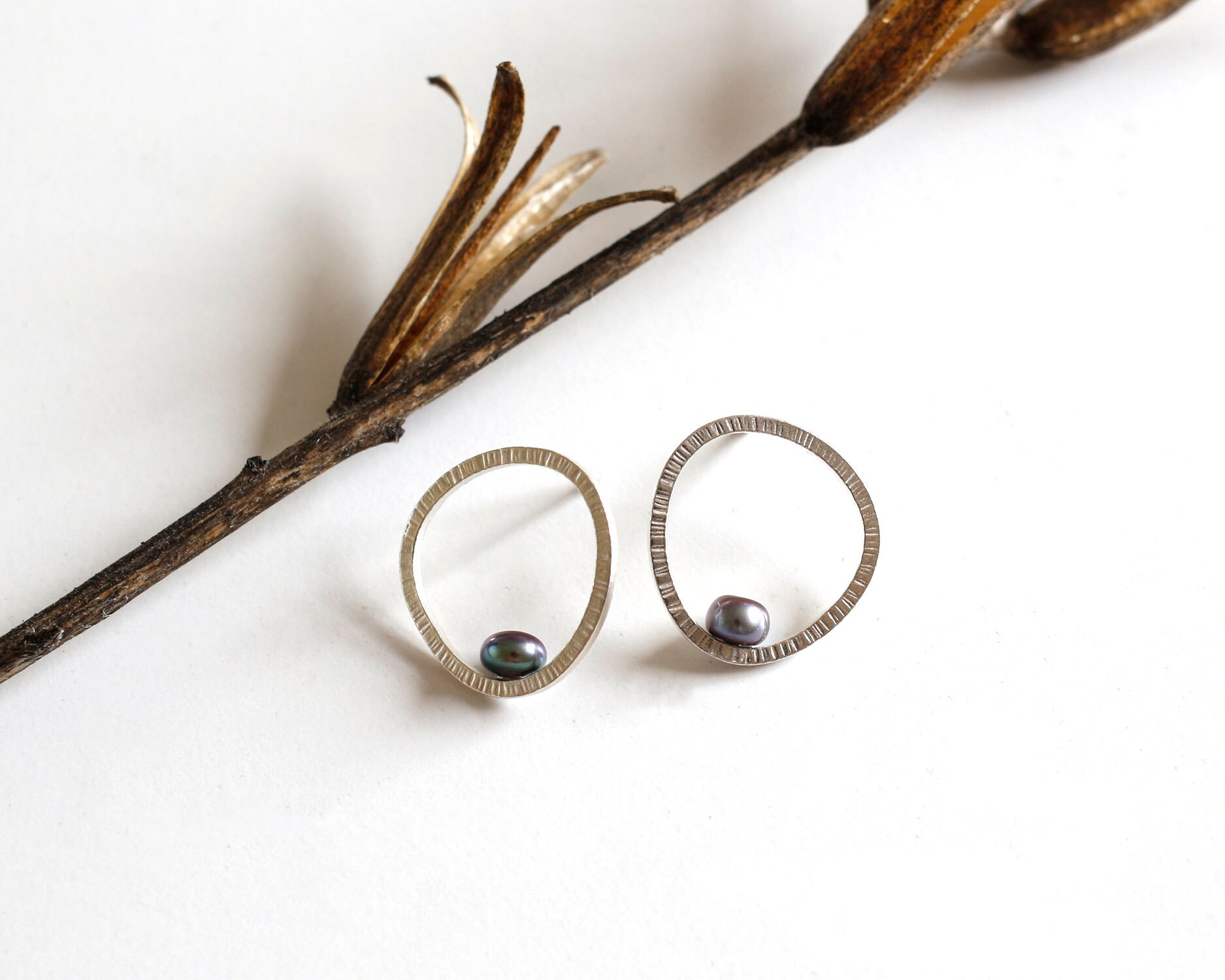 Sterling Silber Ohrringe Mit Dunklen Süßwasserperlen Minimale Strukturierte Moderne Und Elegante Zarte Sterling Silber Ohrringe Mit Dunklen Süßwasserperlen Minimale Strukturierte Moderne Und Elegante Zarte von ZohreKHjewelry