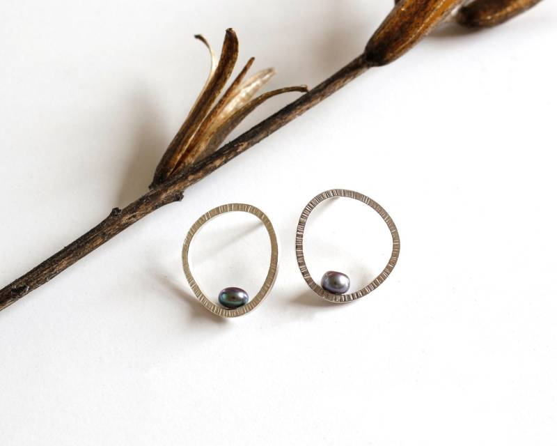 Sterling Silber Ohrringe Mit Dunklen Süßwasserperlen Minimale Strukturierte Moderne Und Elegante Zarte Sterling Silber Ohrringe Mit Dunklen Süßwasserperlen Minimale Strukturierte Moderne Und Elegante Zarte von ZohreKHjewelry