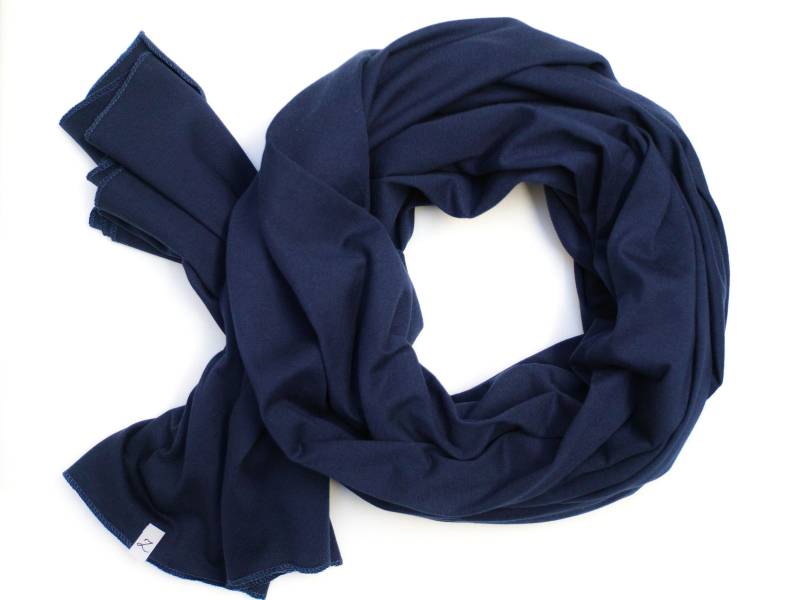 Handgefertigte Marineblau Baumwolle Jersey Schal Wrap Übergroßer Maritimer Handgefertigte Marineblau Baumwolle Jersey Schal Wrap Übergroßer Maritimer von Zojanka