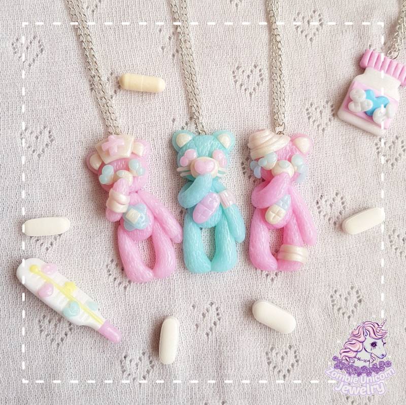 Beary Cute Halskette Aus Der Serie Gefertigt/Menhera Pastell Beary Cute Halskette Aus Der Serie Gefertigt/Menhera Pastell von ZombieUnicornJewelry