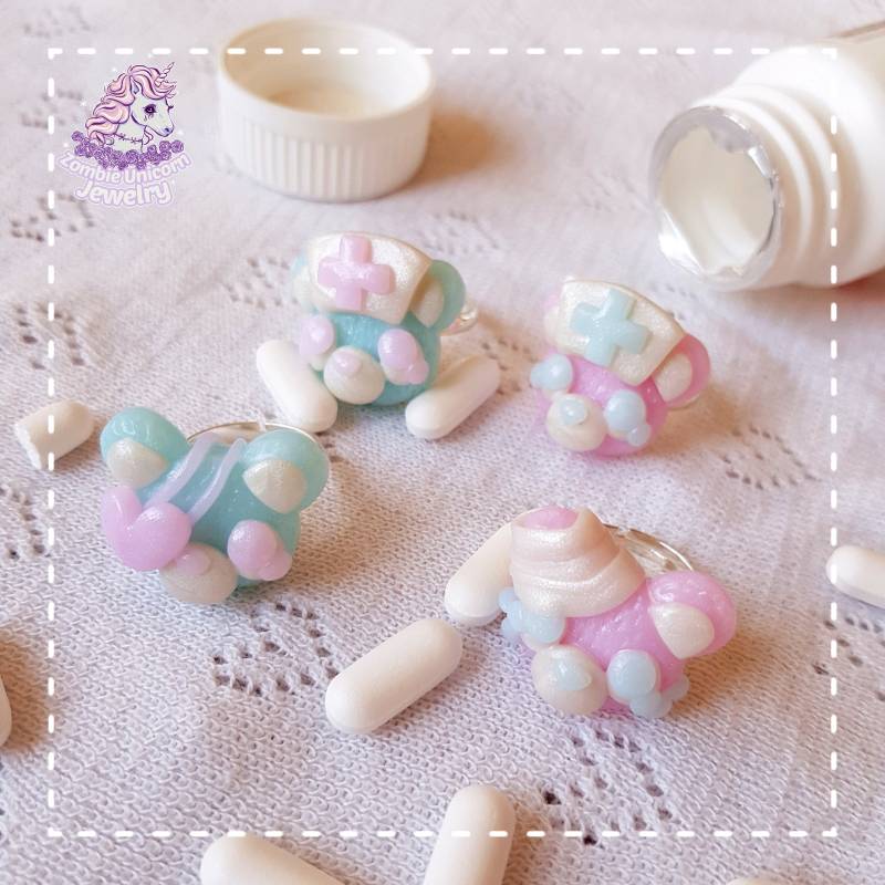 Beary Cute Krankenhaus Ringe/Menhera Yamikawaii Pastell Beary Cute Krankenhaus Ringe/Menhera Yamikawaii Pastell von ZombieUnicornJewelry