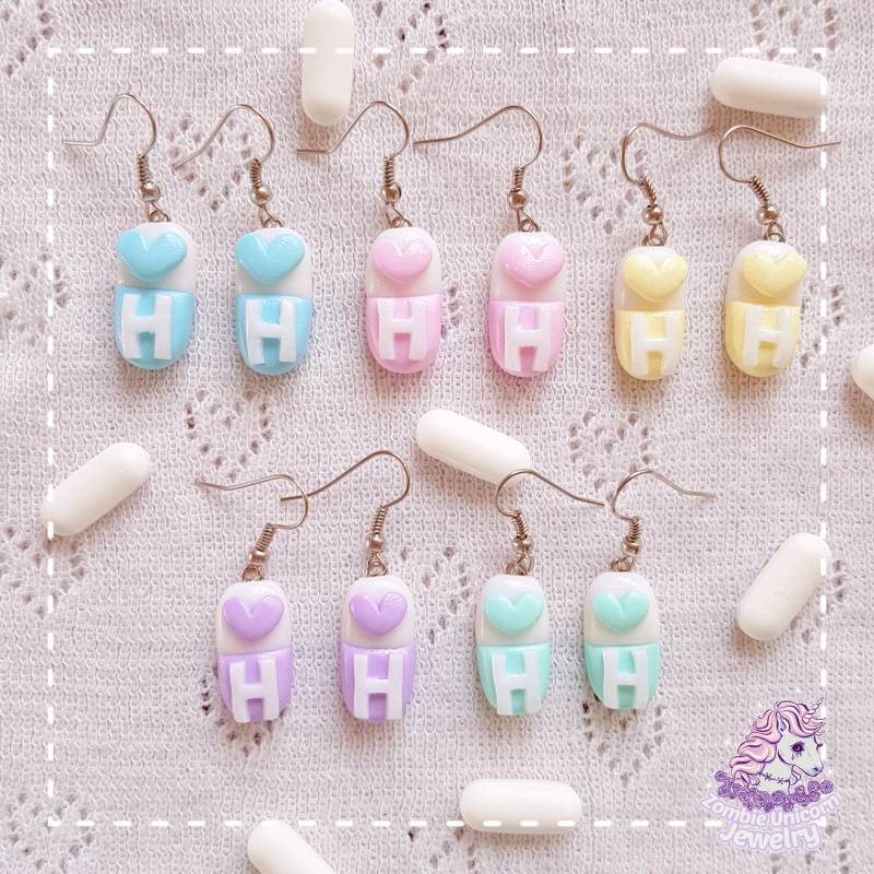 Glückliche Krankenhaus Pillen Ohrringe/Menhera Yumekawaii Glückliche Krankenhaus Pillen Ohrringe/Menhera Yumekawaii von ZombieUnicornJewelry