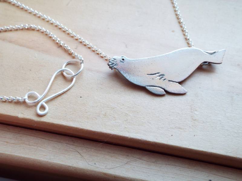 Schwimmen Walrus Halskette in Sterling Silber von ZooInfinityAndBeyond