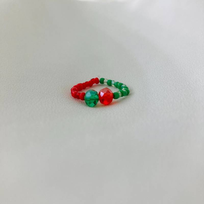 Minimalist Weihnachtsringe 3Er Set - Handgemachte Stapelbare Ringe Rot & Grün Glasperlenringe Eleganter Weihnachtsschmuck Weihnachtsgeschenk von Zooheela