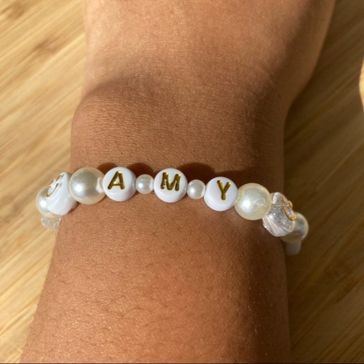 Personalisiertes Armband Mit Smiley Faced Gold-Weiß Buchstaben Preppy Schmuck Geschenk Für Sie Niedliches Freundschaftsarmband von Zooheela