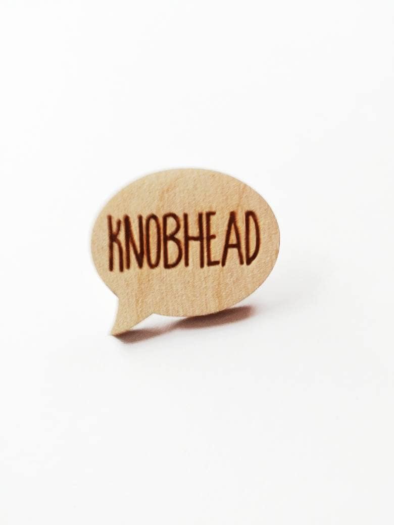 Hölzerne "Knobhead' Sagen Metallstift Abzeichen, Thematisieren von ZooniverseDesigns